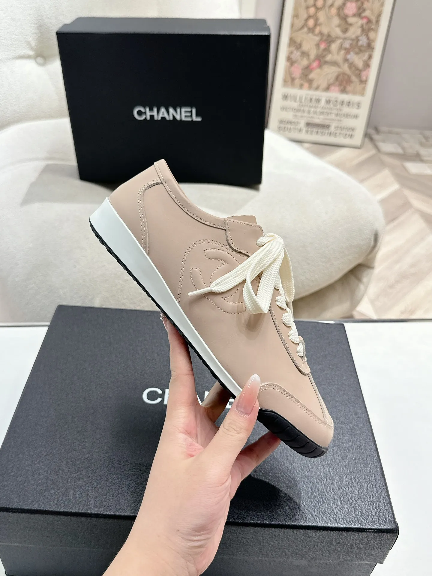 👟👟Ex-factory price 560👟👟 Chanel Grandma 2024 counter top casual sports shoes This classic design; the upper is electro-embroidered with a variety of techniques; the outsole is fashionable and sporty; it is unusual to incorporate a variety of color matching elements... The diversified mix and match is very good-looking and versatile, casual, fashionable, sports and outdoor can be taken into account... ꫛꫀꪝ Go➫ Material: ❶Upper is made of: Original imported high silk cow suede + small fragrance fabric ❷Inner lining: original imported breathable sheepskin lining ❸Outsole based on: original TPU combination outsole Special counter boutique packaging complete set for women 35–41